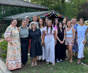 Das Team des Glaub An Dich Hauses steht im Garten der Schutzstelle für ein Gruppenbild versammelt, gemeinsam mit Joshua und Lina Kimmich.